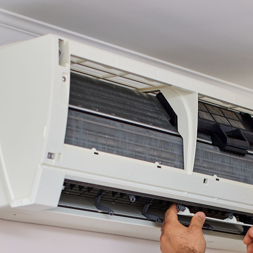 Evaporadora aberta durante revisão técnica