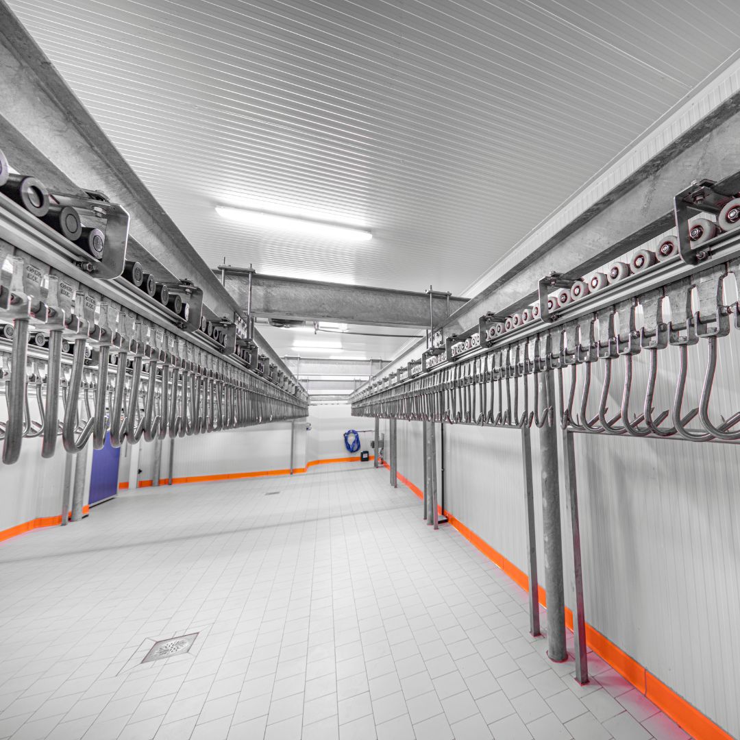 Técnico realizando manutenção corretiva em câmara fria