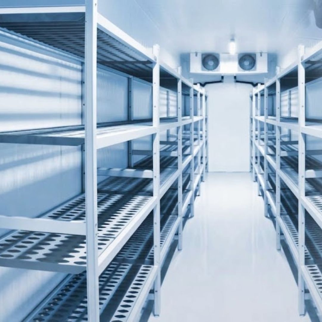 Equipe executando manutenção preventiva em sistema de refrigeração